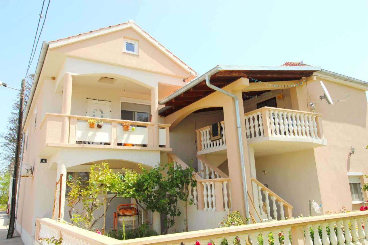Apartment Suzy Nin Bagian luar foto