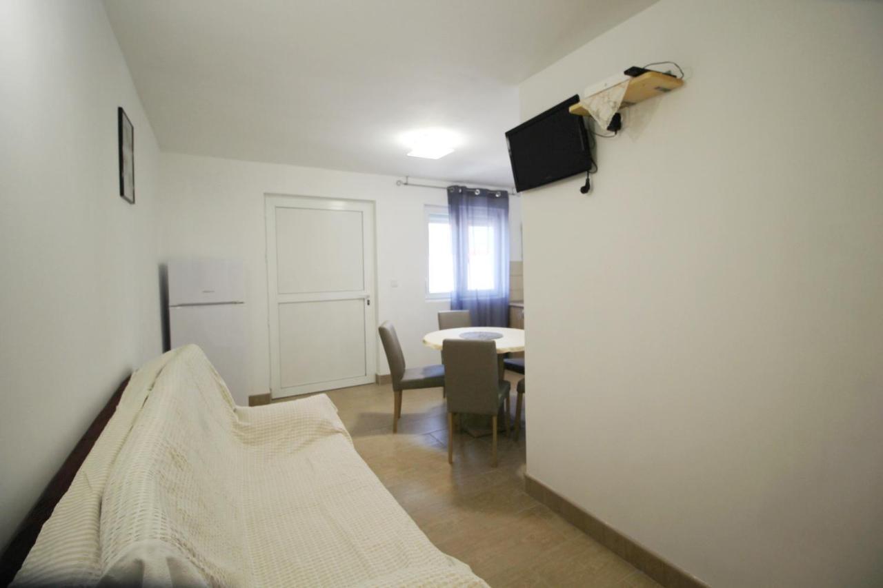 Apartment Suzy Nin Bagian luar foto