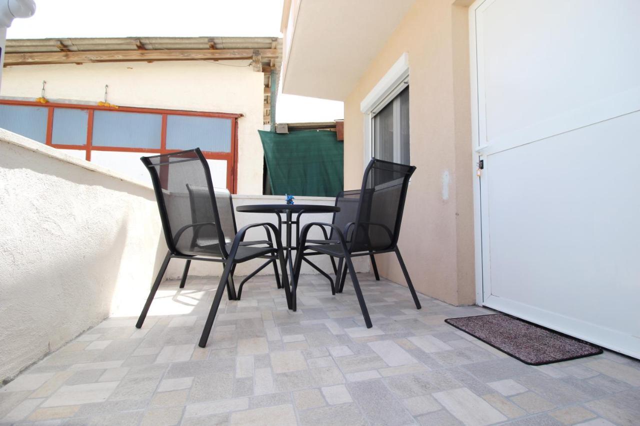 Apartment Suzy Nin Bagian luar foto